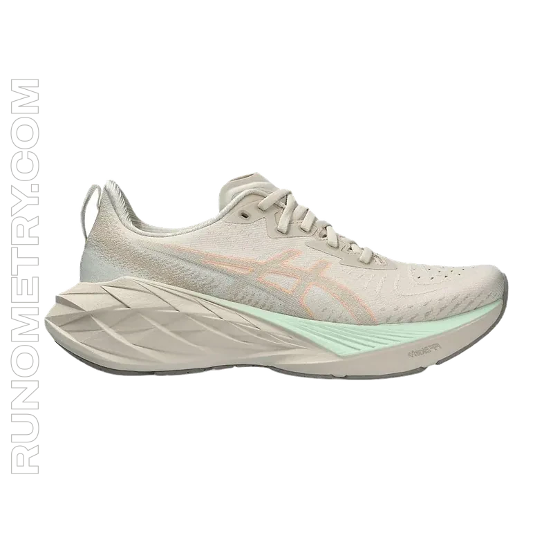ASICS Novablast 4, pohled z boku, Bílá