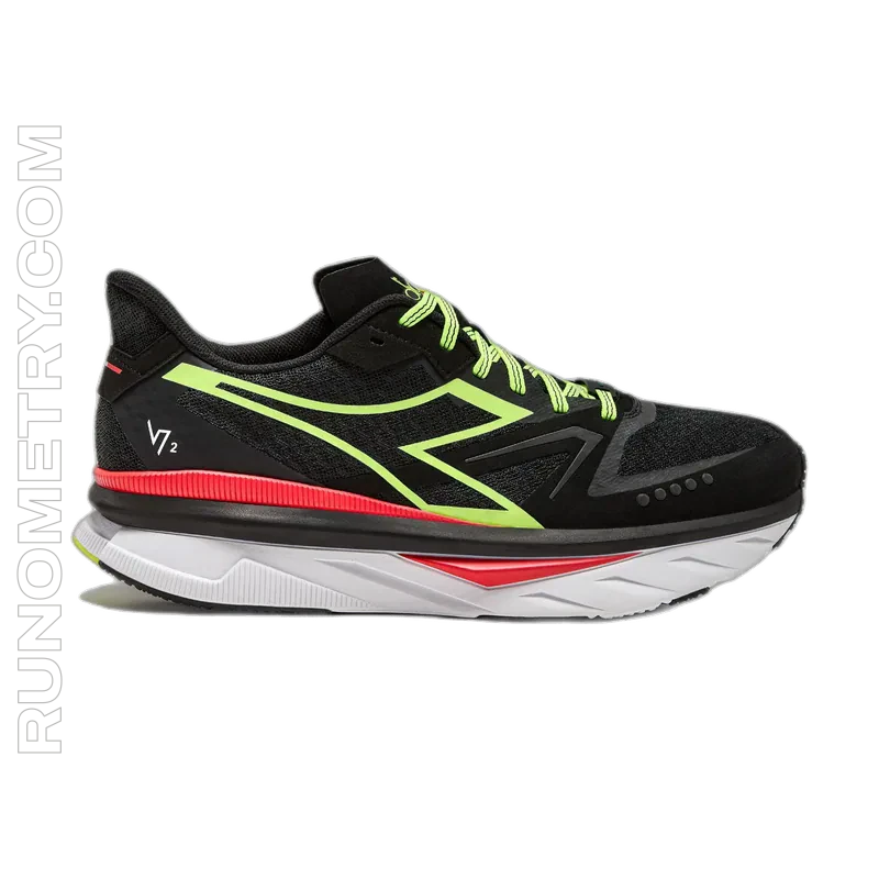 Diadora Atomo V7000 2, pohled z boku, Černá