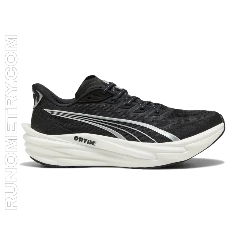 Puma Deviate NITRO 4, widok z boku, Czarny