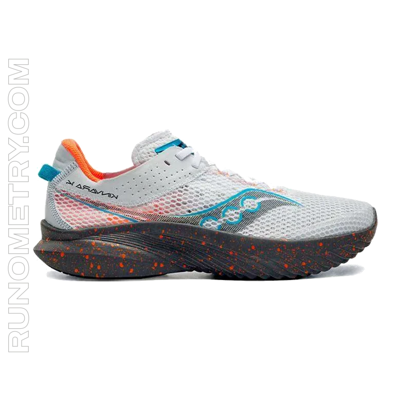 Saucony Kinvara 14, pohled z boku, Šedá